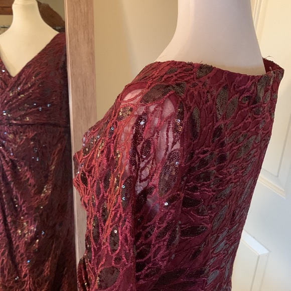 MAC DUGGAL
Long Sleeve Ruched Sequined V Neck Gown - Picture 11 of 15